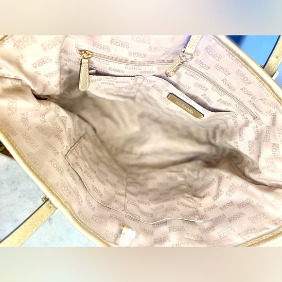 MICHAEL KORS Limited Edition Hearts Jet Set Travel Carryall Tote - Picture 12 of 15